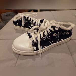 Skull And Crossbones Sneakers (Black w/white) - Womens Size EUR 42